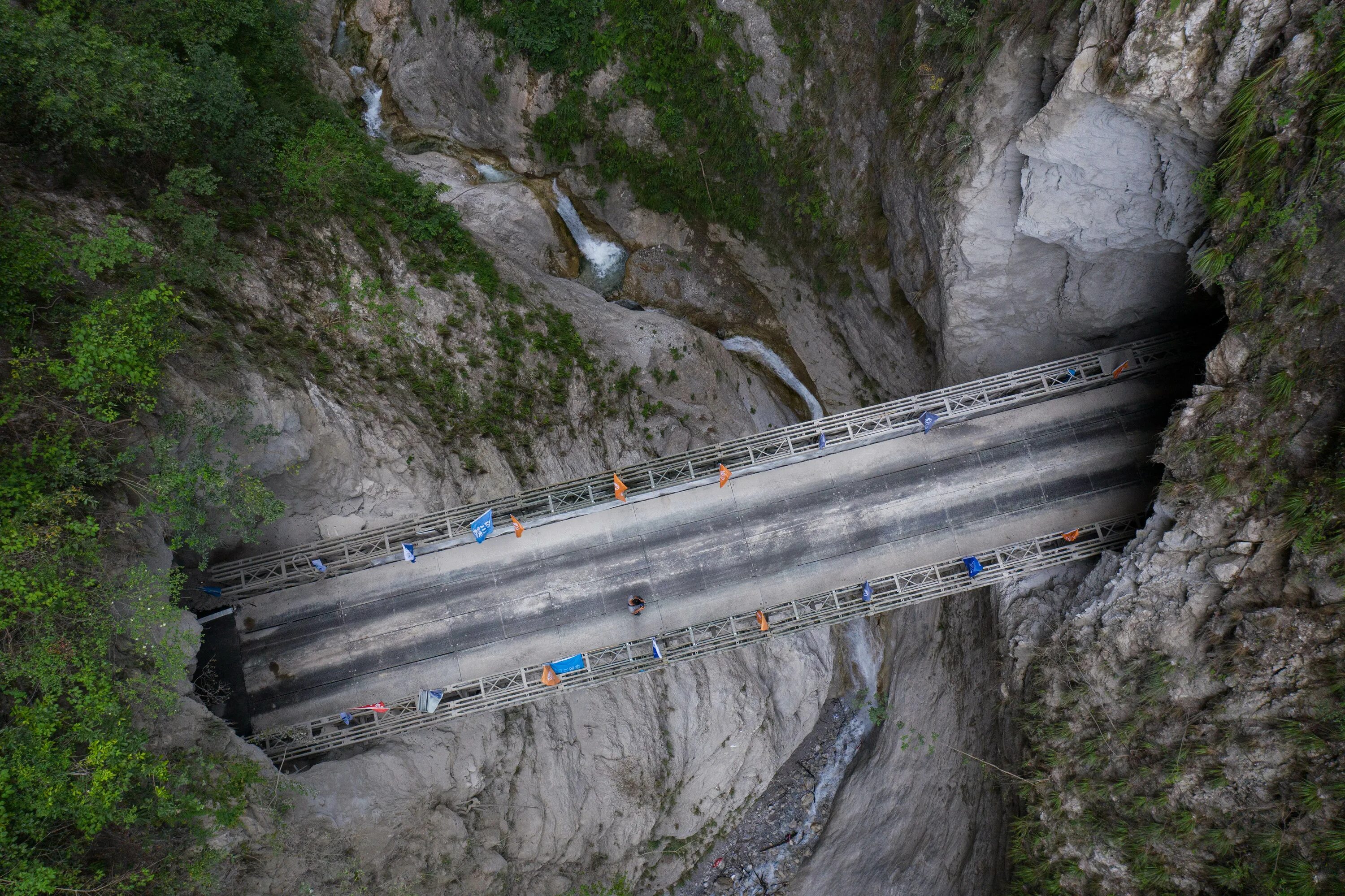 Дорога была проложена через. Сычуань "Небесная дорога". Провинция Сычуань Китай. Ляншань Сычуань. Китай провинция Сычуань мост.