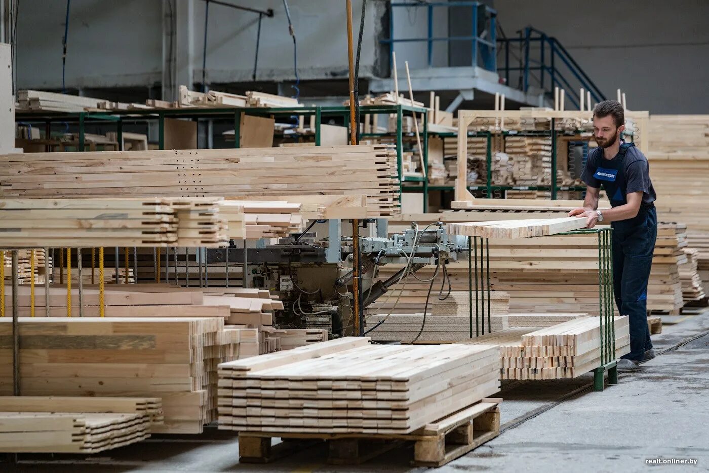 Производство мебели сайт. Производство мебели. Мебельное производство цех. Цех деревообработки. Деревообрабатывающий завод.