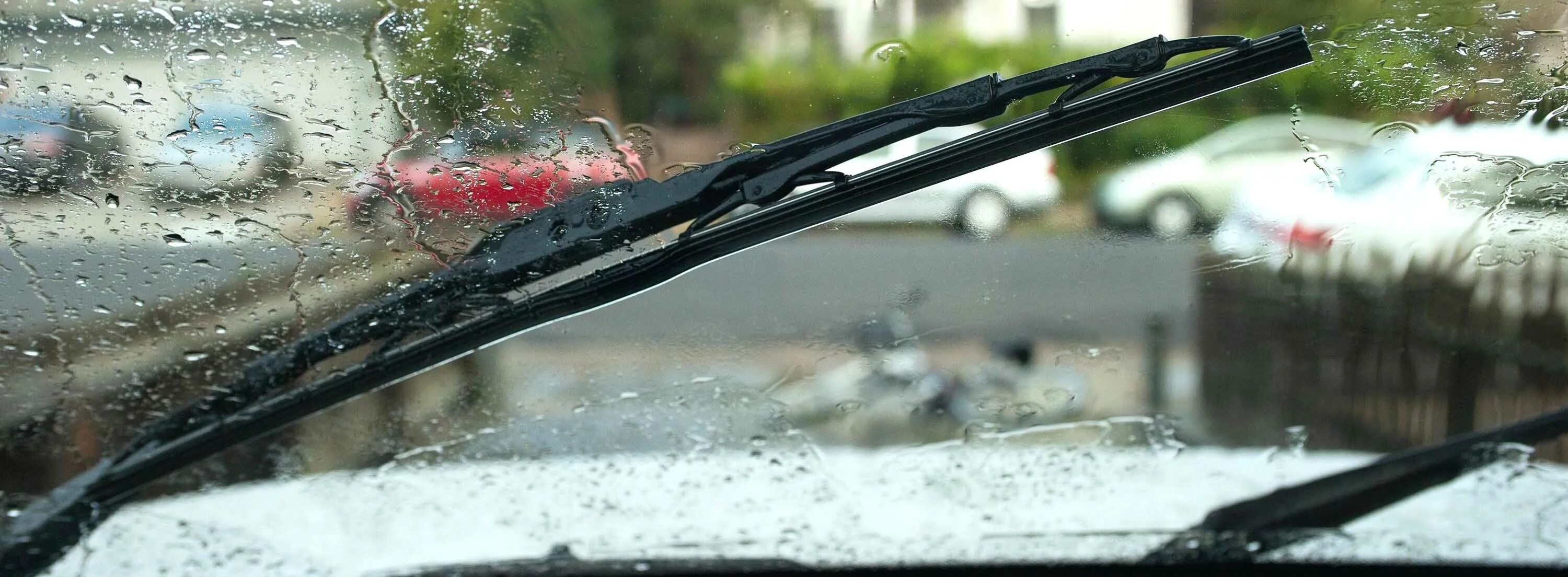 Машина под дождем работают дворники вид спереди. Плохая работа дворников. Грязное лобовое стекло. Грязное лобовое стекло. Дворники автомобильные на стекле.