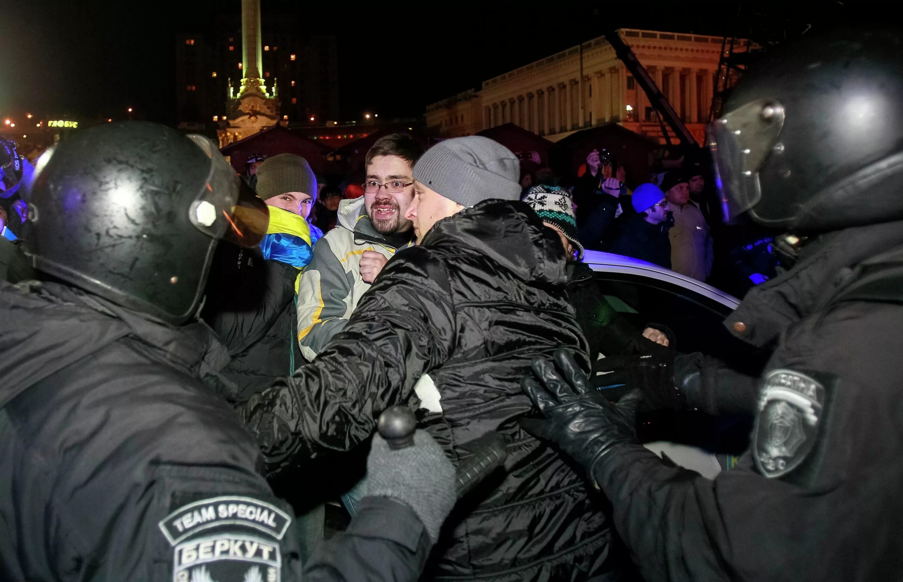 Евромайдан на Украине в 2014 Беркут. 30 Ноября 2013 разгон Евромайдана. Участники майдана