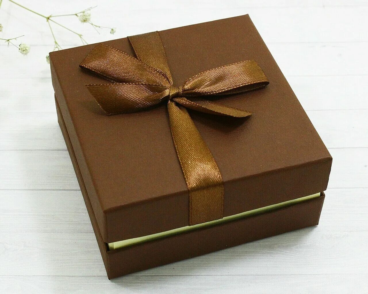 коробочка для сережек подарочная. коробка подарочная 24 на 20 на 6 зеленая. подарочная коробочка фиолетовая. коробочки для украшений упаковка. коробки коричневый бежевый.
