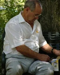 Pelo volume na calça dá pra imaginar o pau desse coroa! t.coJLvGg1...