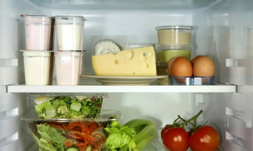 Как хранить творог в холодильнике. Просроченные продукты в холодильнике. продукты которые не портятся. как хранить сыр в холодильнике. молоко которое не портится без холодильника.