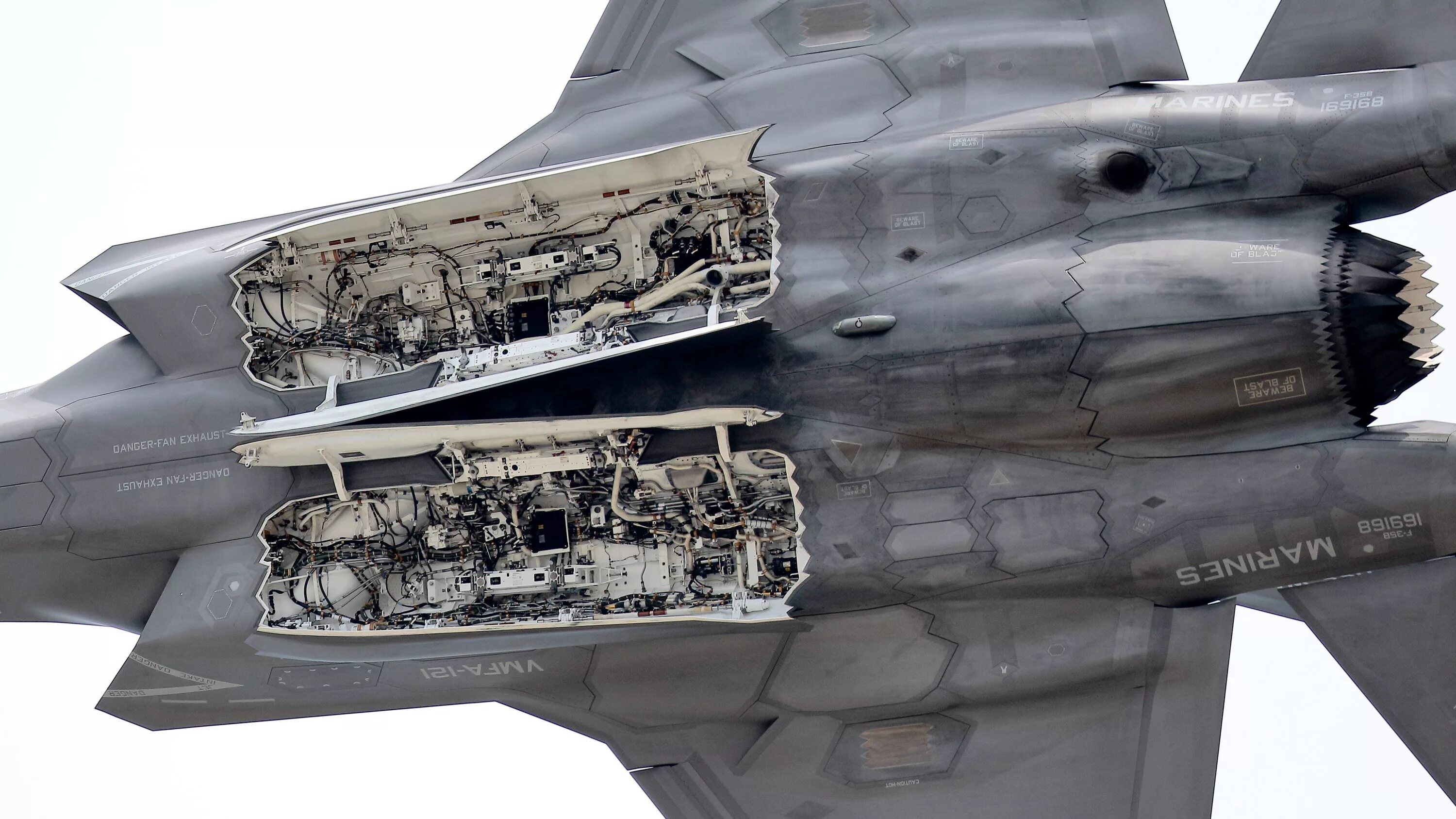 F-35 вооружение. F-35 Armament. F35c самолет. F35 Lightning II двигатель.