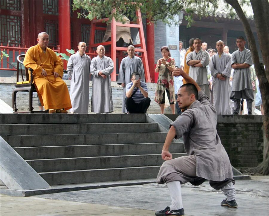 Shaolin temple. Монахи храма Шаолинь. Храм Шаолинь Сяолун. Монастырь Шаолинь Китай. Храм Шаолинь 1978.