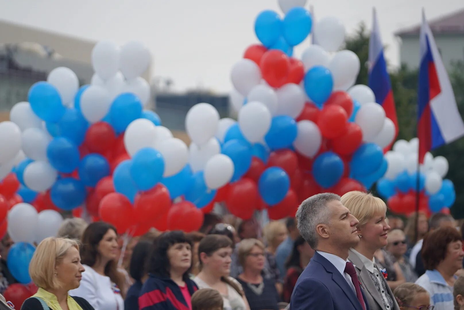 День России шарики. Небо в Карелии сегодня российский флаг. Рождение Петрозаводска. Ютуб Петрозаводск.