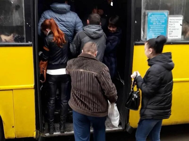 Лезет в автобусе. Влезла в переполненный автобус. залезать в автобус. девушки в автобусе в час пик. втискивается в переполненный автобус.