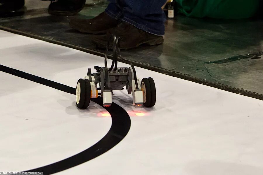 Lego mindstorms ev3 робот движущийся по линии. Линия по робототехнике. Траектория lego ev3. Робот для лабиринта ev3. Робот lego ev3 движение по линии с 3 датчиками.