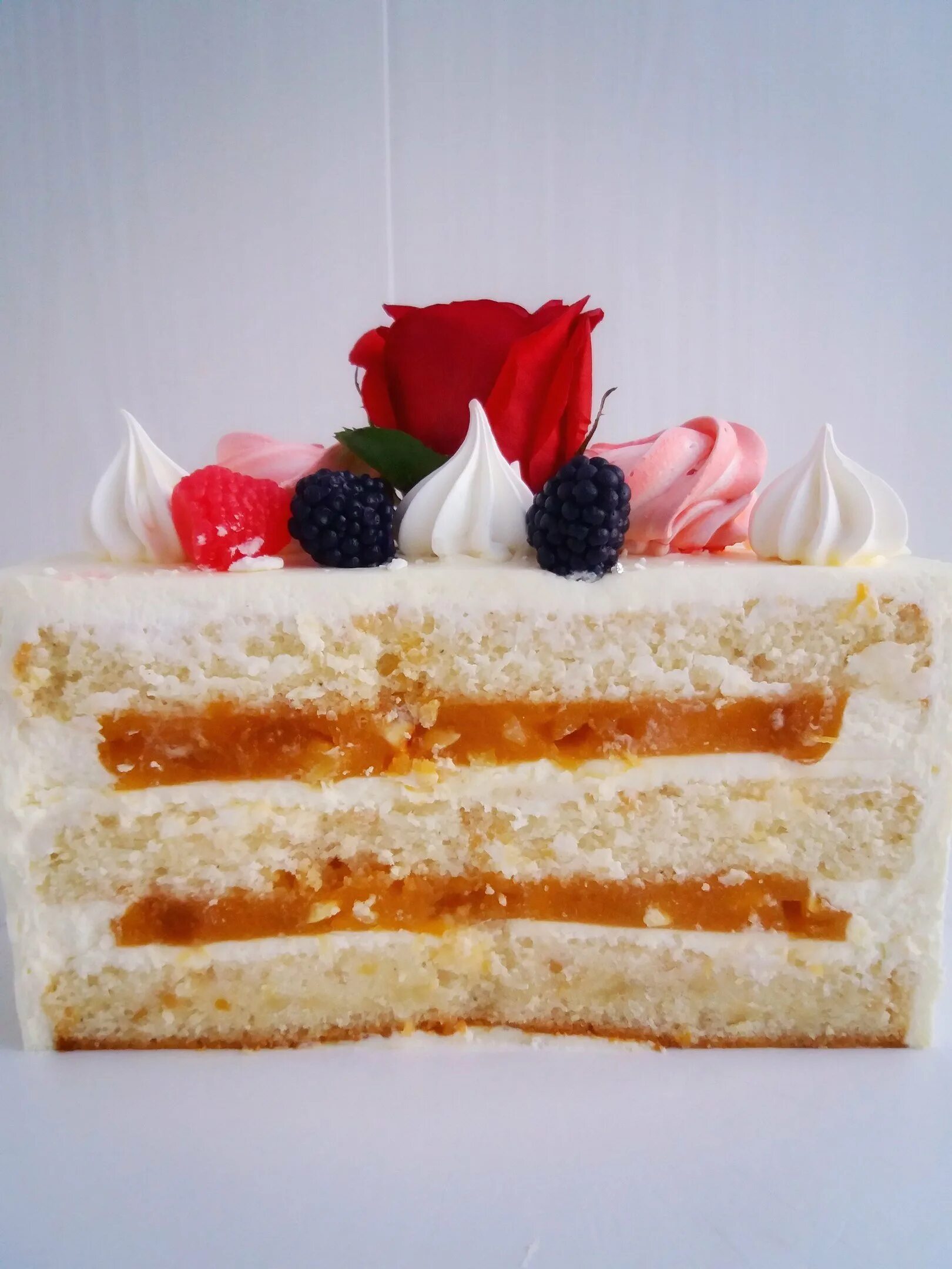 Муссовый торт клубничный мохито. Необычные начинки для тортов. Торт с прослойкой из безе. Начинки для тортов бисквитных. Торт крем чиз с клубникой.