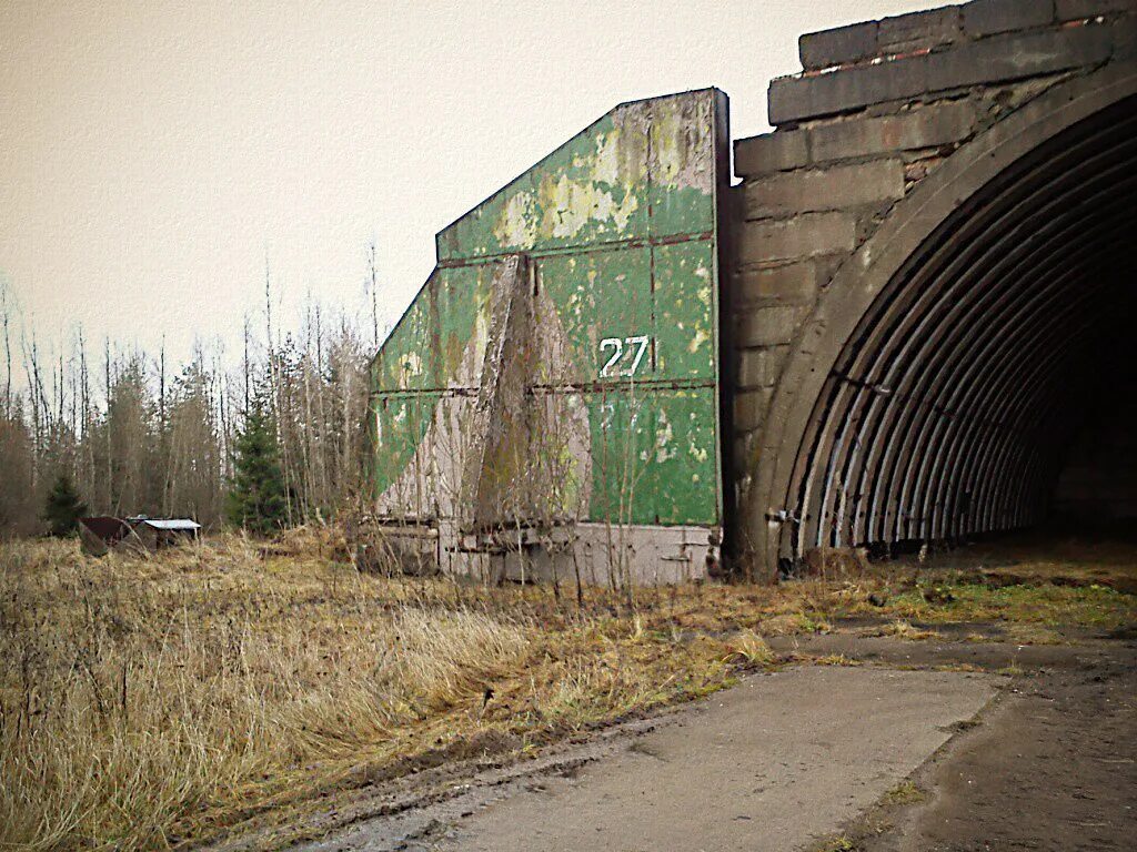 Прогноз погоды сиверский гатчинский. Заброшенный аэродром Сиверский. Сиверская заброшенный военный аэродром. Аэродром Сиверский Ленинградская область. "Военный аэродром  посёлок Сиверский".