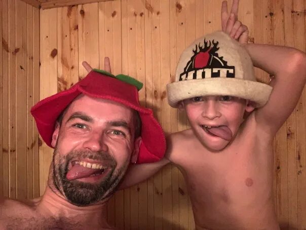 С маленьким сыном в бане. Сынок в бане. leon 76 and son баня.