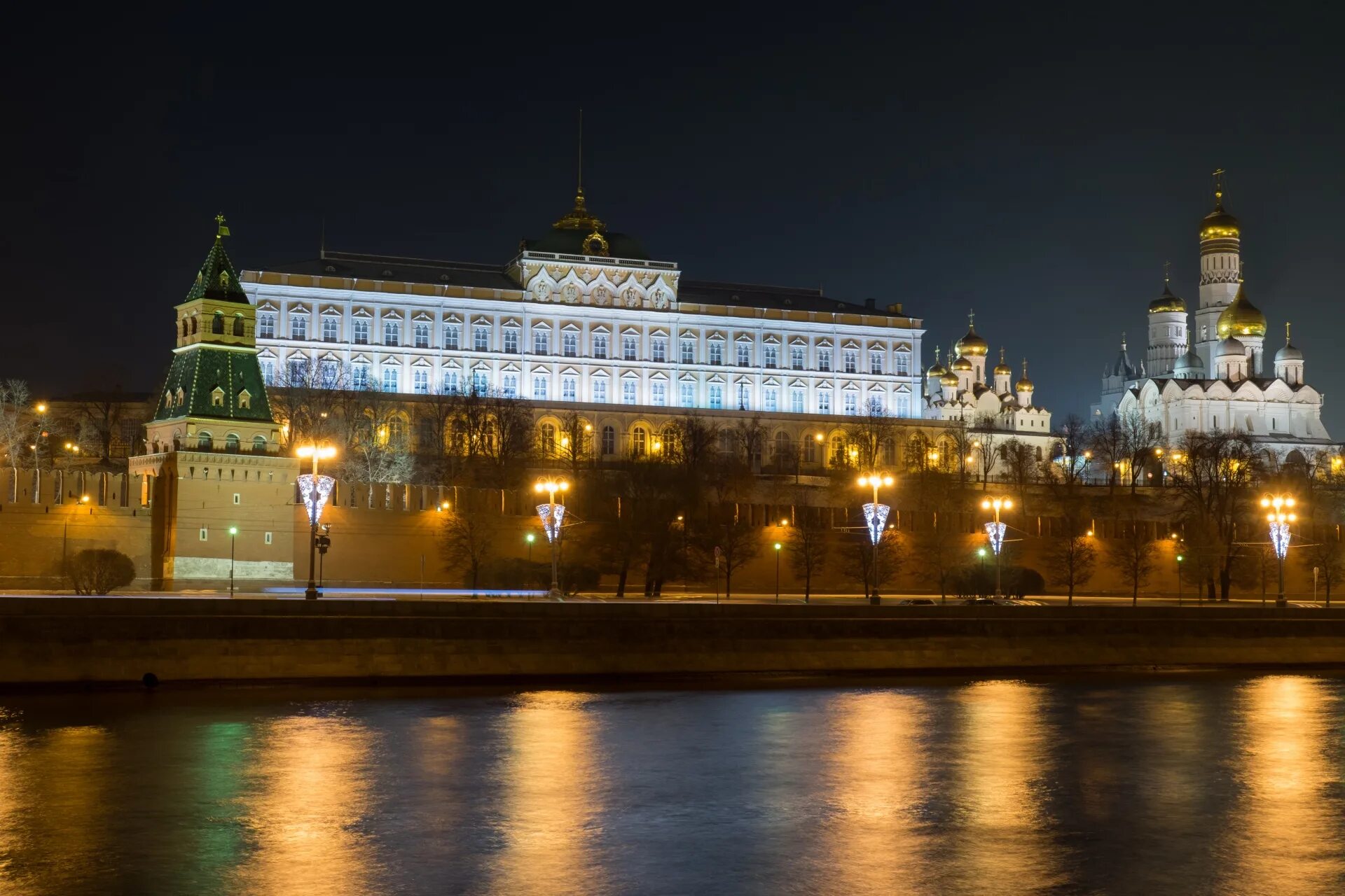 Москва основана более чем лет. Кремлевский дворец Москва. Большой Кремлёвский дворец ночью. Администрация президента РФ Кремль ночной. Ночной Кремль Москва БКД.