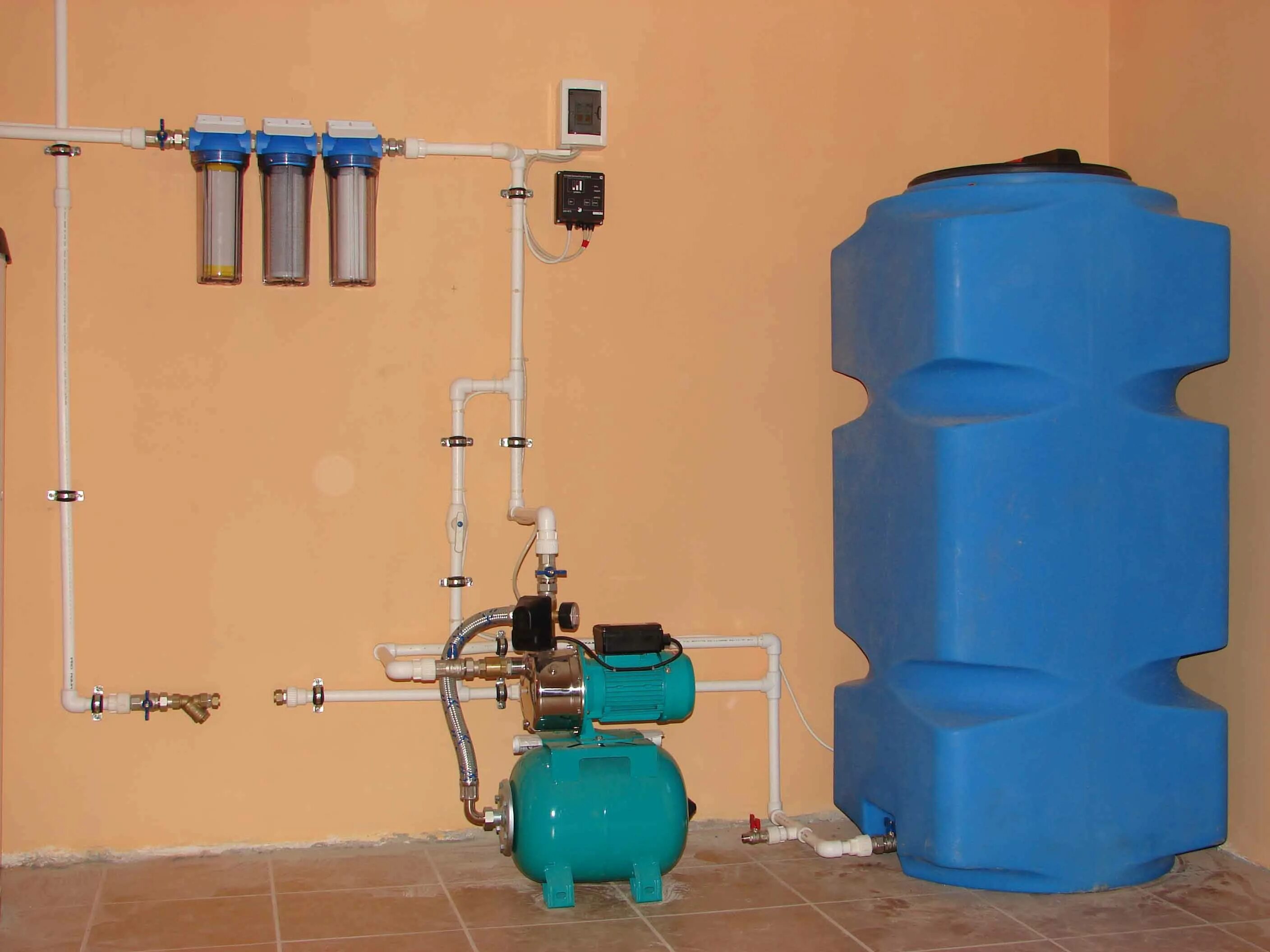Система водоснабжения с накопительным баком. Система водоснабжения с накопительным баком и насосом в частном доме. Насосная станция Вило с накопительным баком. Станция водонапорная (станция насосная с гидроаккумулятором UGP-1203sl).