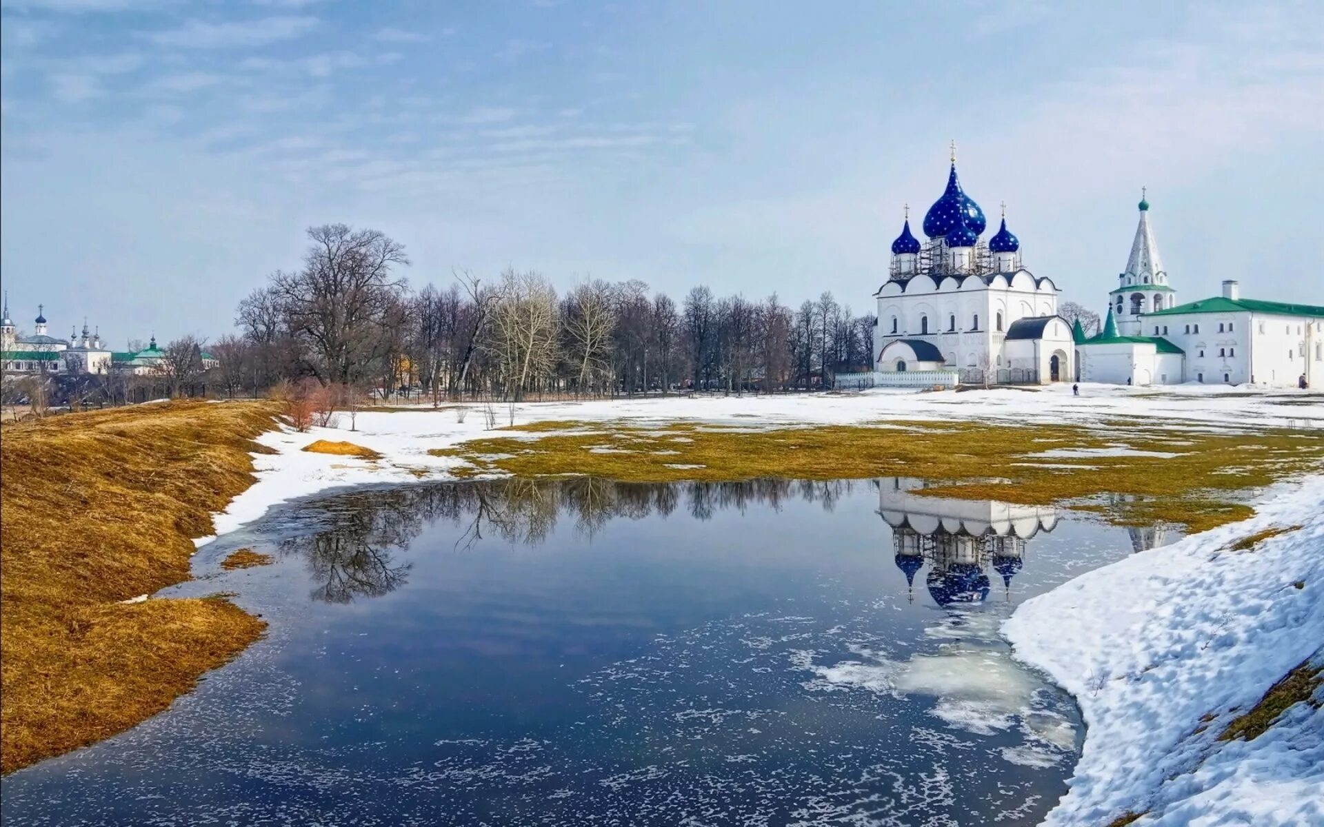 Храм православный Суздаль. Суздаль белый храм. Храм отражение река Суздаль. Суздальский Кремль осень.