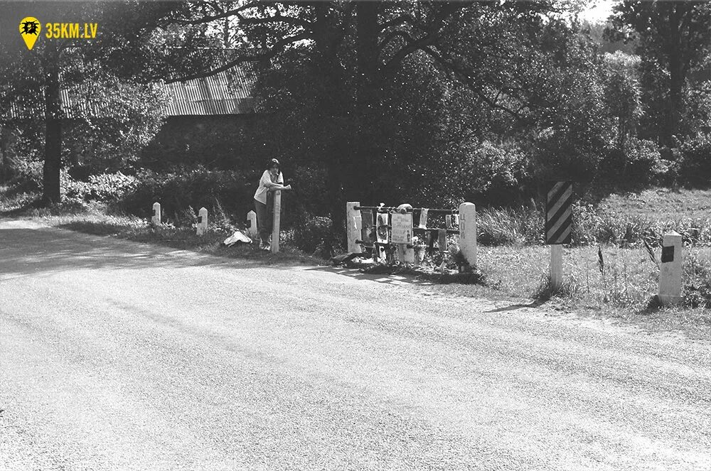 Место гибели виктора цоя. Место смерти виктора цоя. Латвия, 35-й километр дороги слока - талси. Место погибели викторова цоя. Памятник цою в латвии на месте гибели.