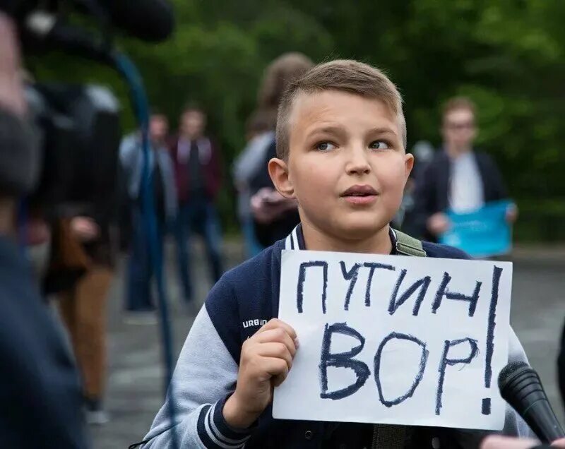 Навальнята. Школьники на митинге. Школьники на митинге Навального. Школьники навальнята. Глупые подростки