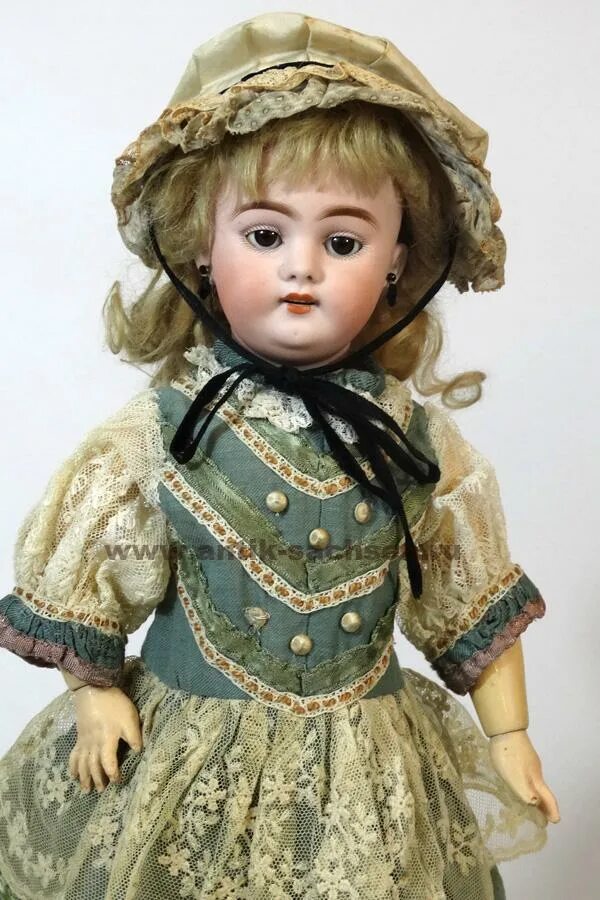 Купить куклу старую. Антикварный салон Саксония куклы Антикварные. Антикварная кукла Simon Halbig 1039. Simon Halbig 1009. Антикварные куклы в салоне Саксония.
