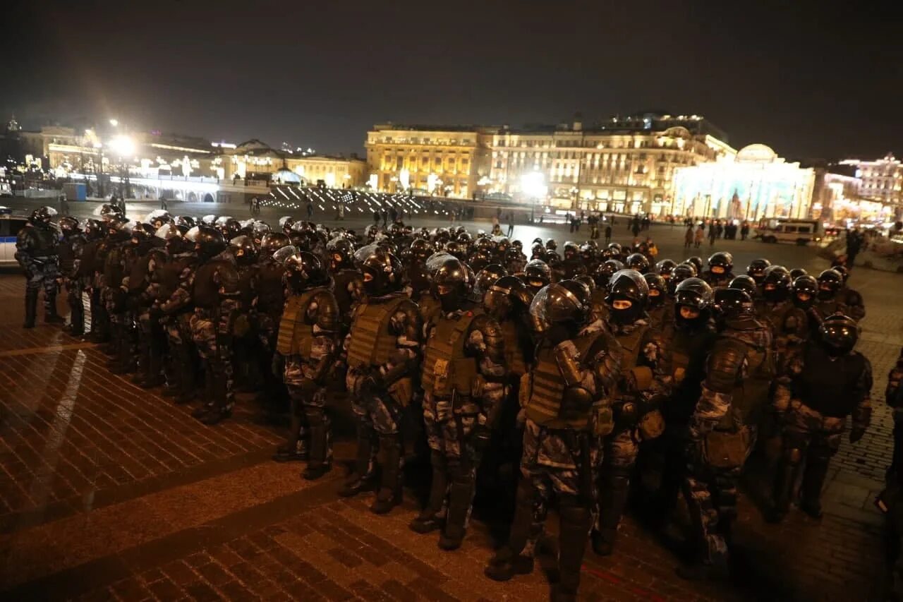 ОМОН на площади. Задержания в Москве 2 февраля 2021. Протесты на Манежной площади. Протесты ночью в Москве. Митинг в спб навальный