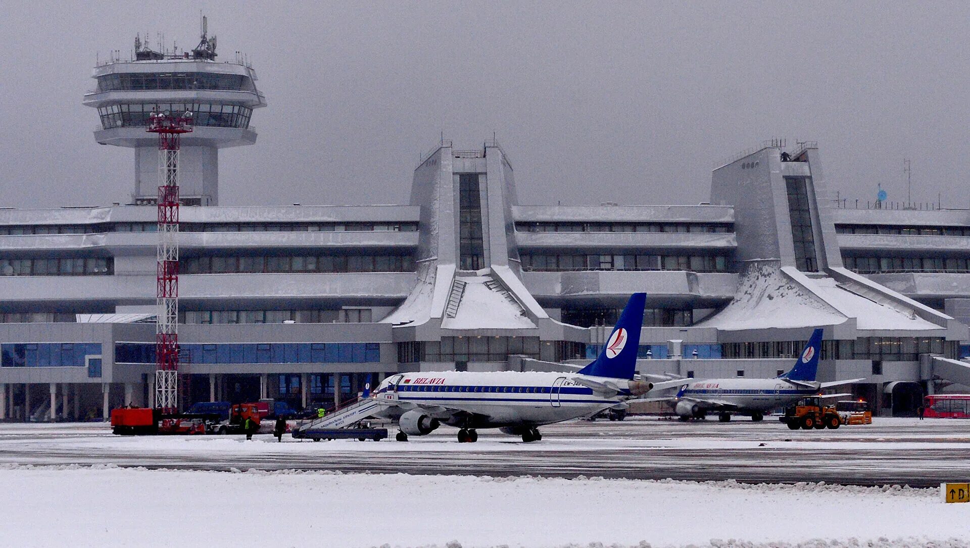 Аэропорт Минск 2. Самолеты Минск аэропорт. Минск аэропорт зима. Национальный аэропорт Минск вид сверху.