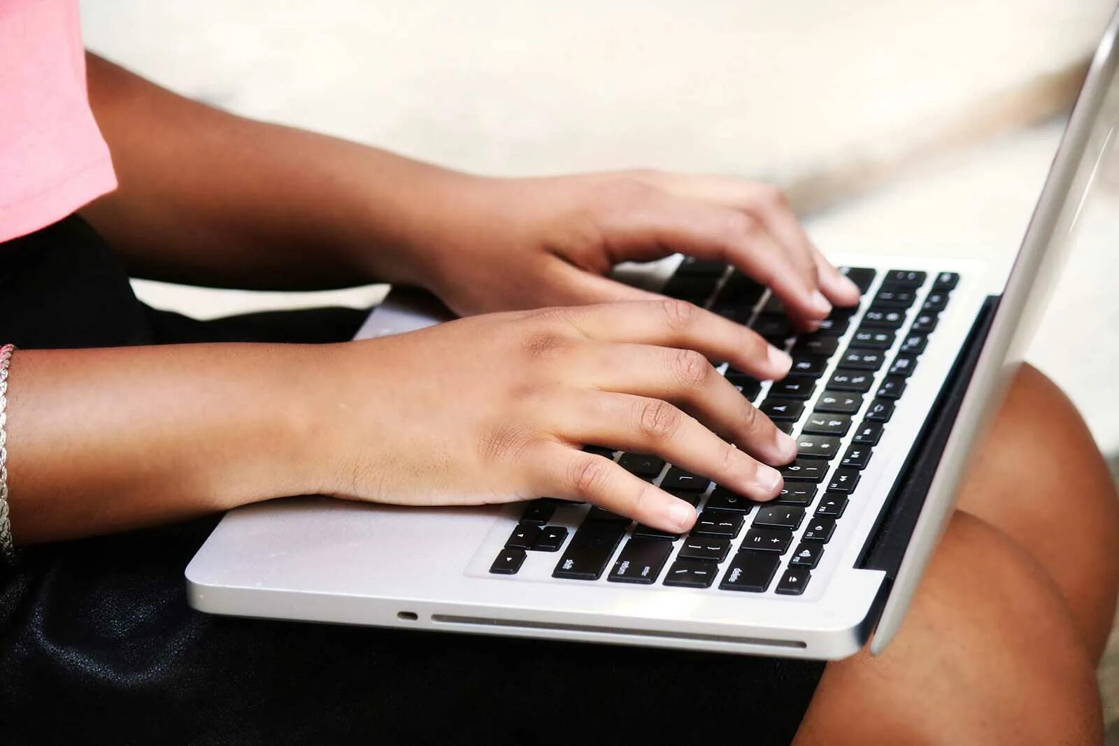 Content uploads 2015. Girl typing. Typing girl Front. Typing Page. Girl on Legs typing Laptop.