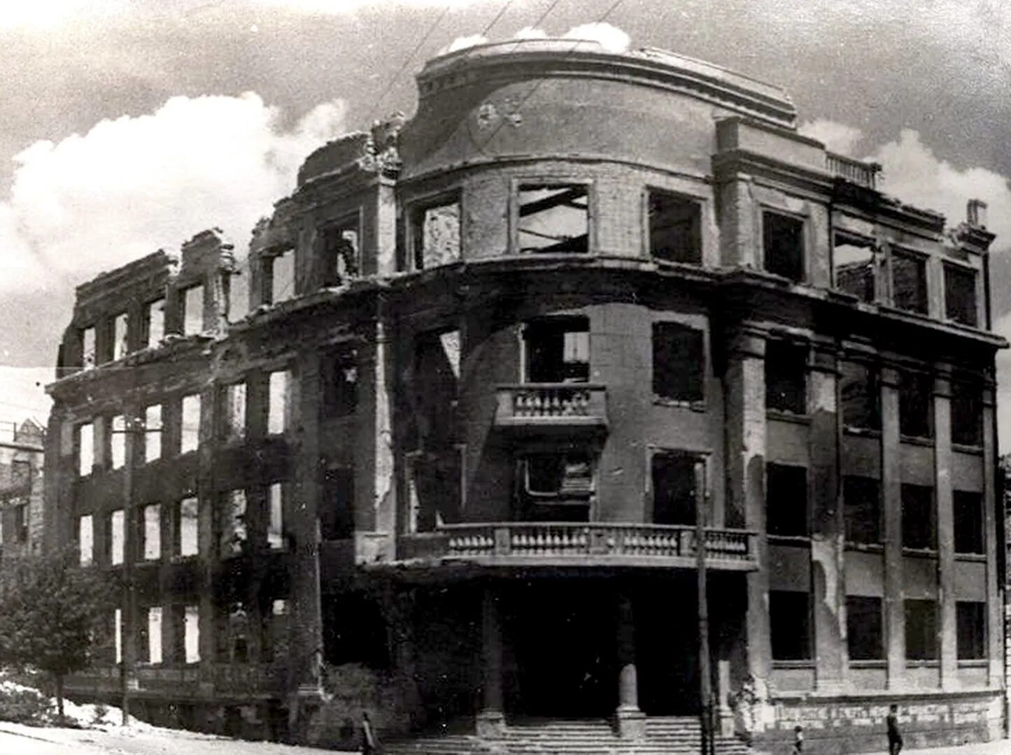 Краеведческий музей здание. Здание горсовета сталинград. Дом исполкома. Площадь павших борцов сталинград. Здание обкома и облисполкома (волгоград).