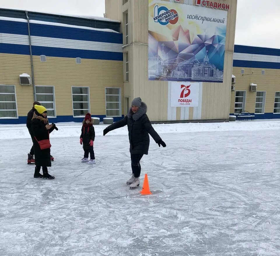 Стадион шахтер караганда. Каток в киселевске стадион шахтер. Каток шахтер кемерово. Дк шахтеров кемерово каток. Каток в киселевске стадион шахтер.