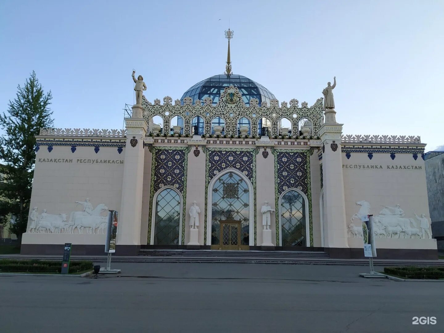 Выставка вднх музей вднх. Грозненский ипподром боксы. Художники из грозного. Площадь вднх. Чечня на выставке вднх.