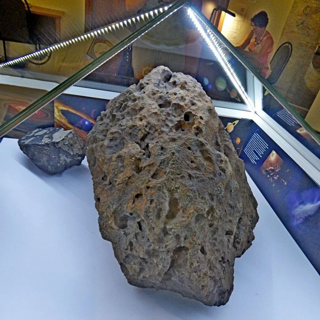 Ахондриты метеориты. Террария падение метеорита. Шерготтиты базальты. Краеведческий музей челябинск метеорит. Как вызвать метеорит.