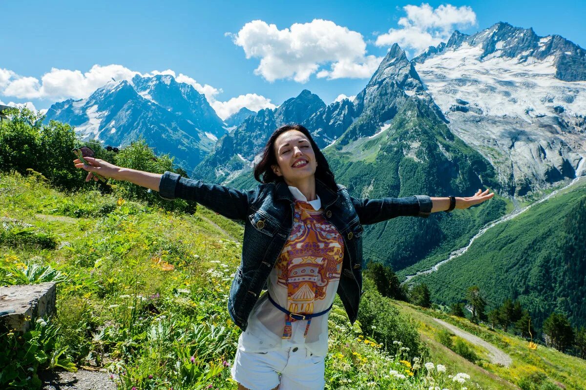 фотосессия на домбае осенью. домбай горнолыжный курорт. роза хутор пик. домбай горнолыжный курорт горы. домбай куда ехать.