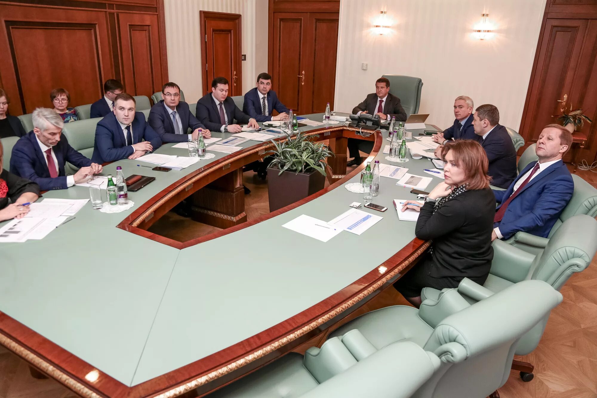 Фото с вручения именной стипендии мэра казани 23 декабря 2022 года. Портал мэрии казани. Озернов анатолий владимирович. Казанская ратуша казань. Амир абдулхаков казань.