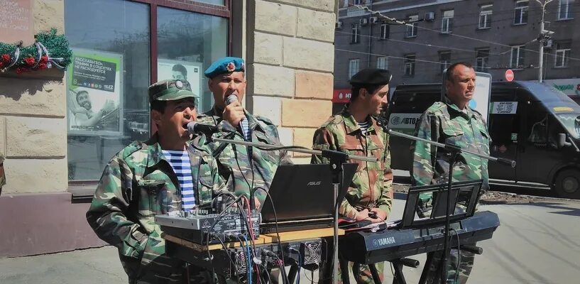 Группа боевое братство. Афганцы поют. Афганцы поют на улице. Боевое братство Омск.