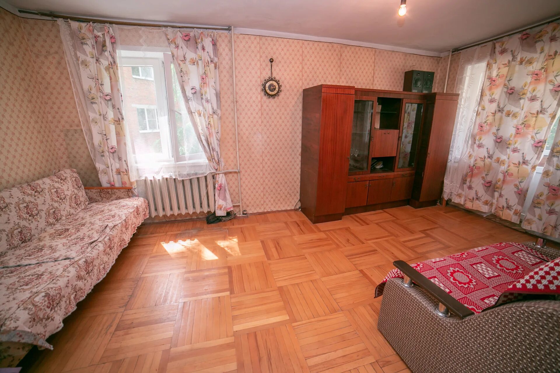 Комната со старым ремонтом. Комната в плохом состоянии. Кухня в старой квартире. Сдать квартиру старая. Сталинка без ремонта.