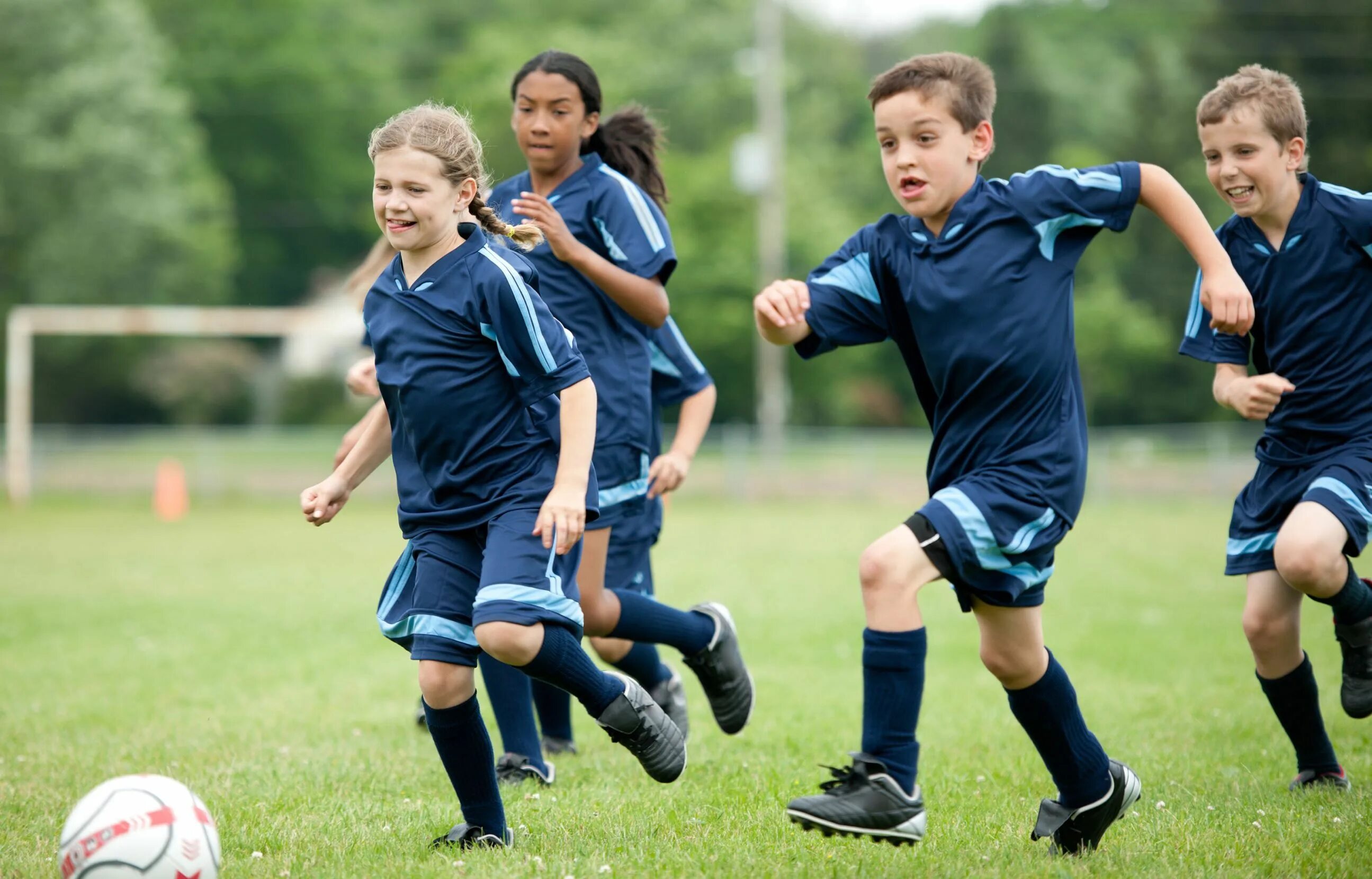We can players. Футбол дети. Дети играющие в футбол. Спорт футбол дети. Футбол для школьников.