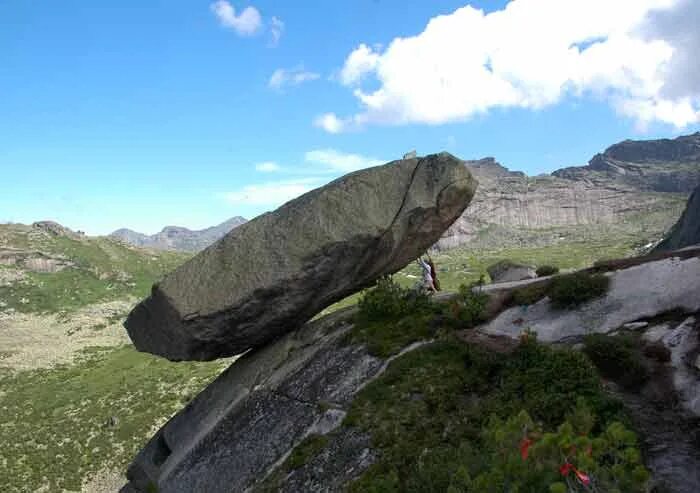 Знаменитый ка ень висячий в хакасии. Камень саяны. Спящий саян и висячий камень. Камень саяны. Заповедник ергаки висячий камень.