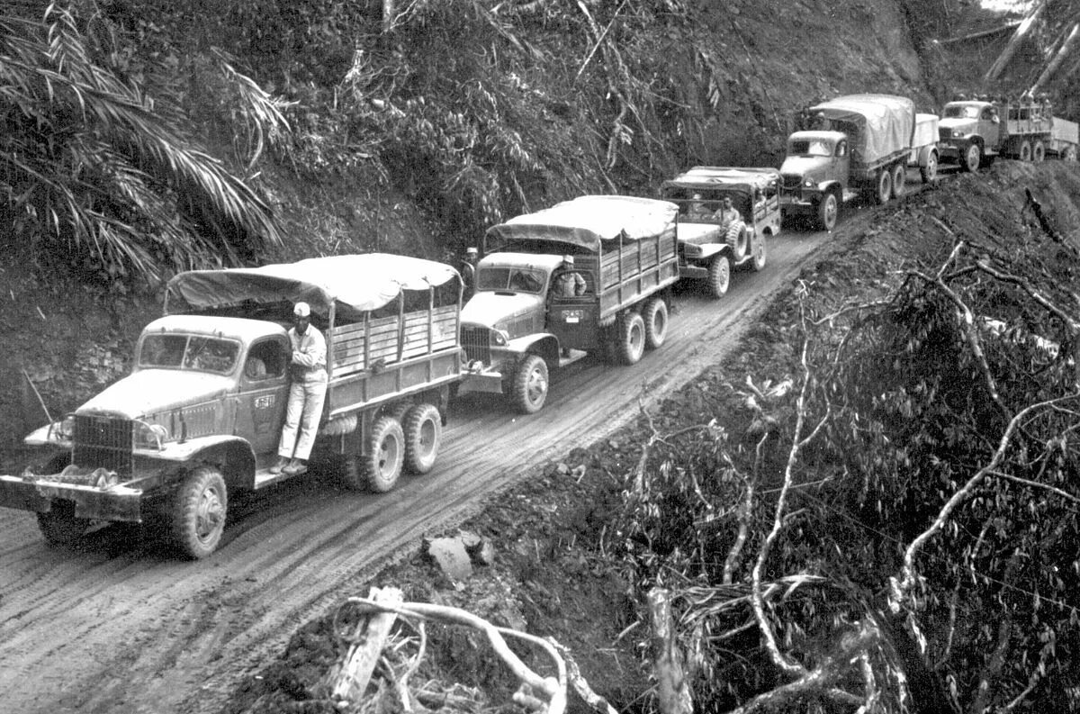 Военные дороги россии. Военные Грузовики США 1941-1945. Колонна грузовиков 1942. Колонна военных грузовиков.