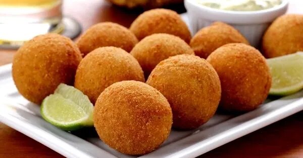 Bolinha de queijo slowed. Печенье Bolinhos. Coxinha Brazilian dish.