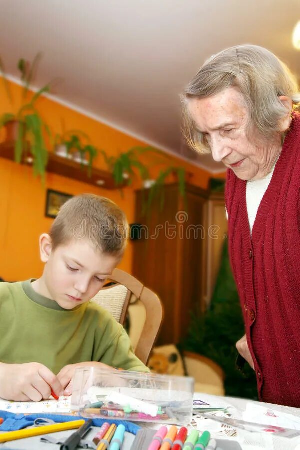 Бабушки делают уроки. Бабушка делает уроки с внуком. Бабушка с внучкой делают уроки. Комната для бабушки и внука. Бабушка и внук домашние задании феалное.