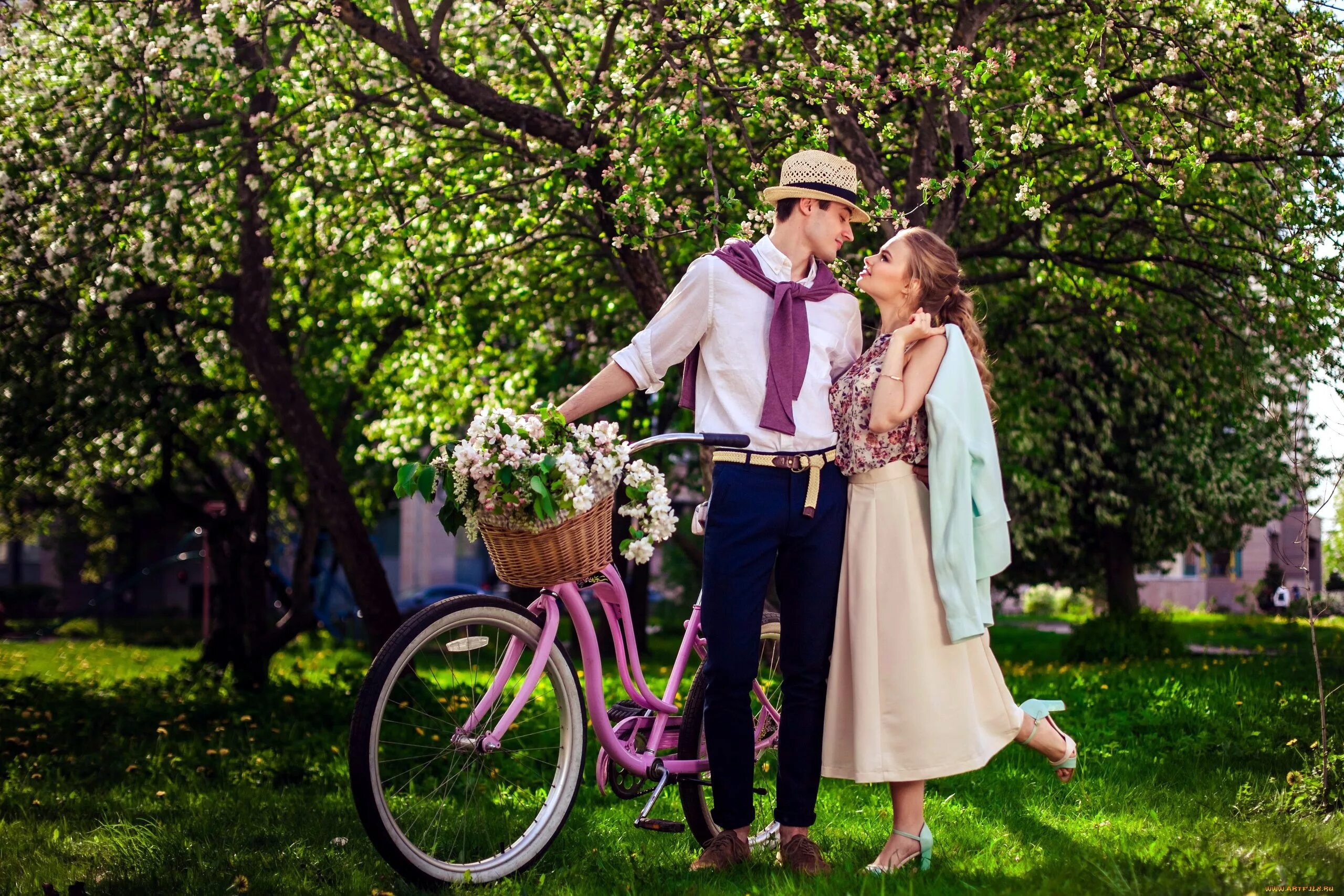 Песня нарву букет и подарю. Свадебный велосипед. Мужчина с цветами на велосипеде. Велосипед цветы парень. Фотосессия с велосипедом и цветами.