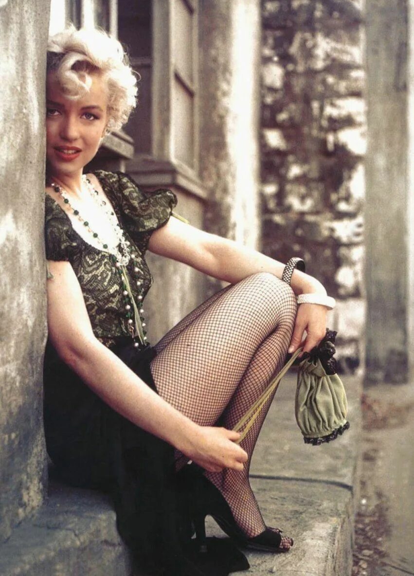 Мэрилин монро в стиле пин ап. Мэрилин монро в чулках. Бетти грейбл, мэрилин монро, джейн расселл. Мэрилин монро в чулках. Эллен фон унверт мэрилин монро.