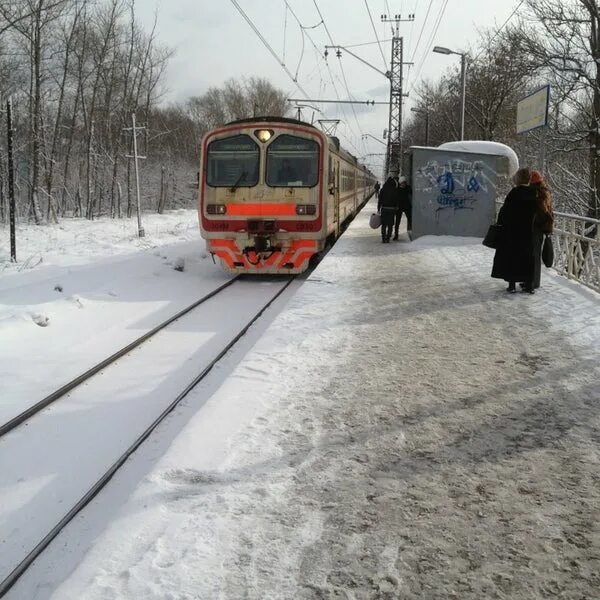 Станция машиностроителей. Платформа с подъезжающей электричкой. Электричка машиностроитель захарово. Электричка машиностроитель захарово. Электричка машиностроитель захарово.
