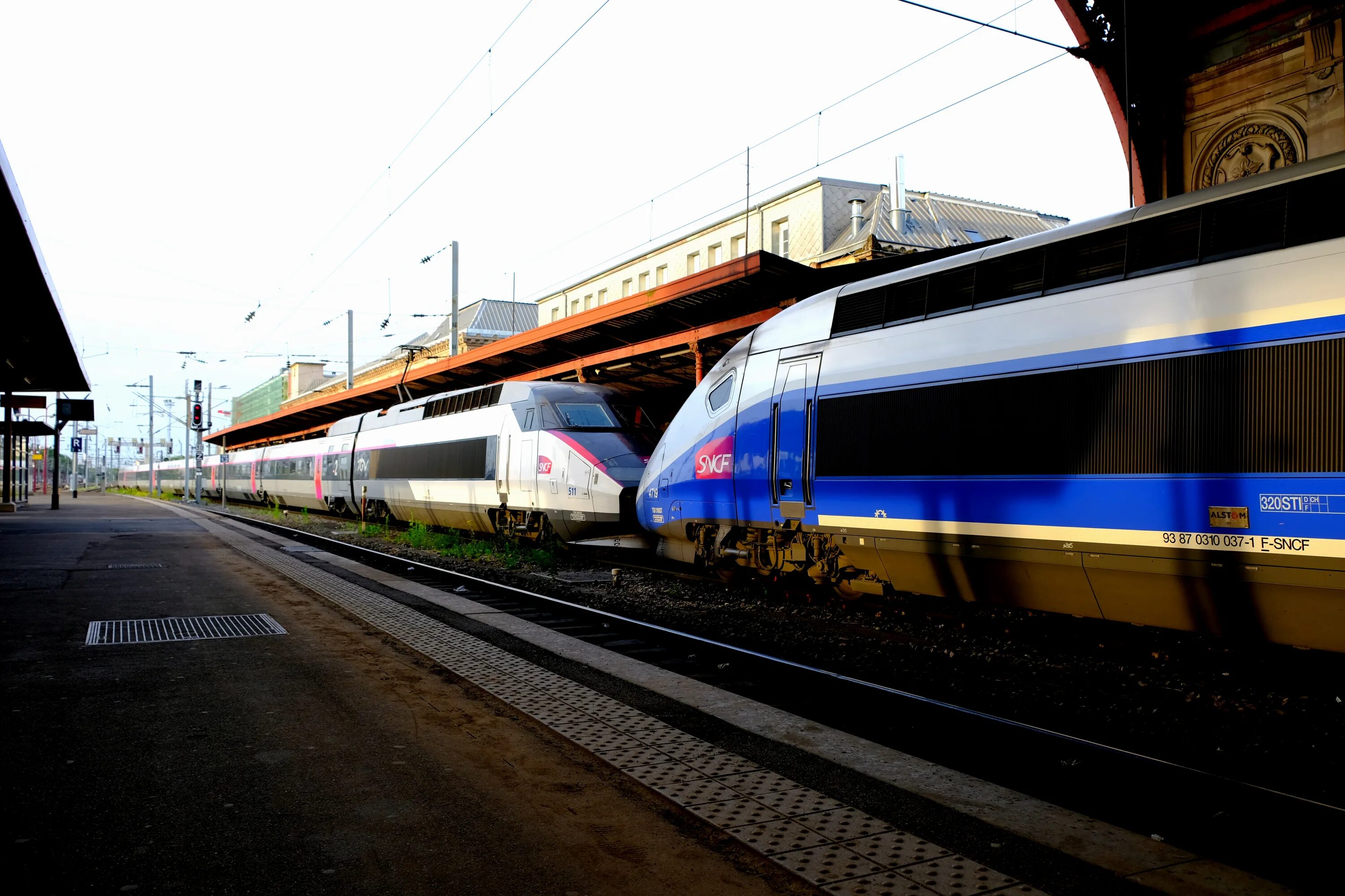 Бело синий поезд. Поезд tgv 001. французские поезда. жд франции. жд путь во франции.