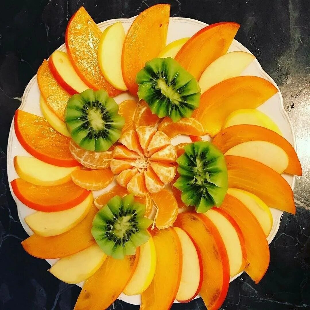 Нарезанные фрукты. Красиво порезать фрукты. Красиво нарезать фрукты. Фруктовая нарезка. Как нарезать фрукты на стол.