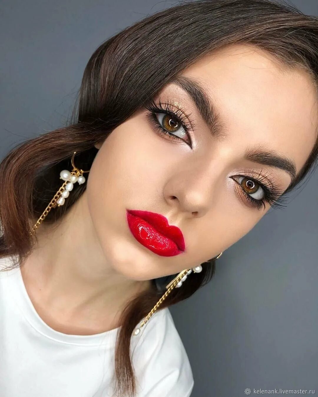 Макияж с яркой помадой. Макияж с помадой. Макияж с помадой. Макияж с красной помадой. Макияж в классическом стиле.