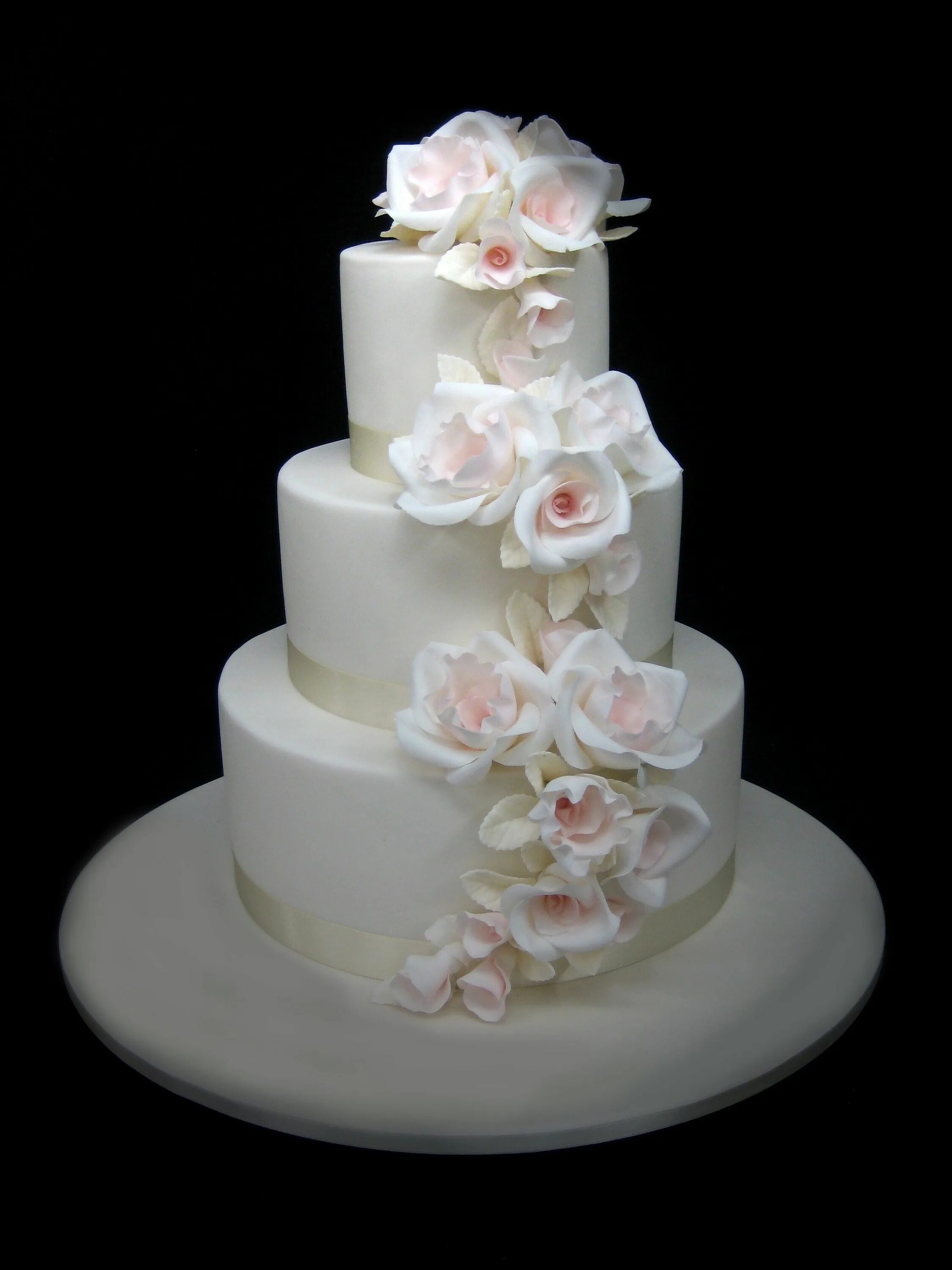 Свадебный торт!. Дизайн свадебного торта. Свадебный торт украшенный гипсофилой. Красивые свадебные торты. Свадебные торты нижний.