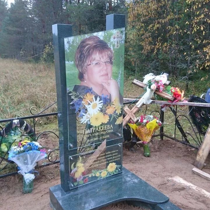 Памятник вертикальный из черного гранита с цветным портретом купить в СПб