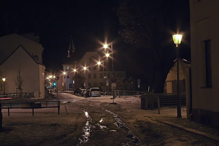 Лесобаза Тюмень ночью. Тюмень весной вечером из дома. Девочка во дворе вечером под новый год. Мартовская ночь в городе картинки с надписями. Вечер 1 4 24