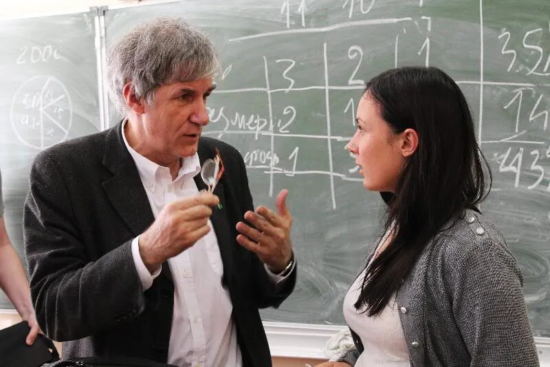Преподаватель это бывший ученик. Студентка и педагог. разговор с преподавателем. разговор с учителем. преподаватель и ученик в вузе.