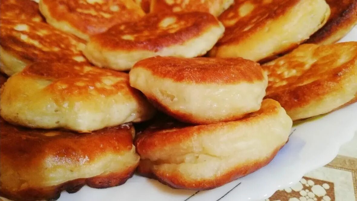 Рецепт оладьев с яблоками пышные. Пышные оладьи с яблоками. оладьи с яблоками на кефире пышные. яблочные оладушки на кефире. оладьи с яблоками на дрожжах.