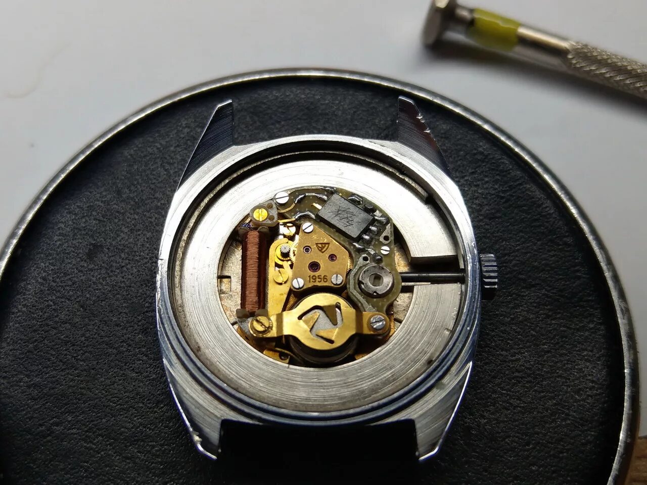 первые кварцевые часы в мире. кварцевые часы часы. чем отличаются механические часы от кварцевых часов. часовой кварцевый механизм h500m. часы с механические с кварцем.