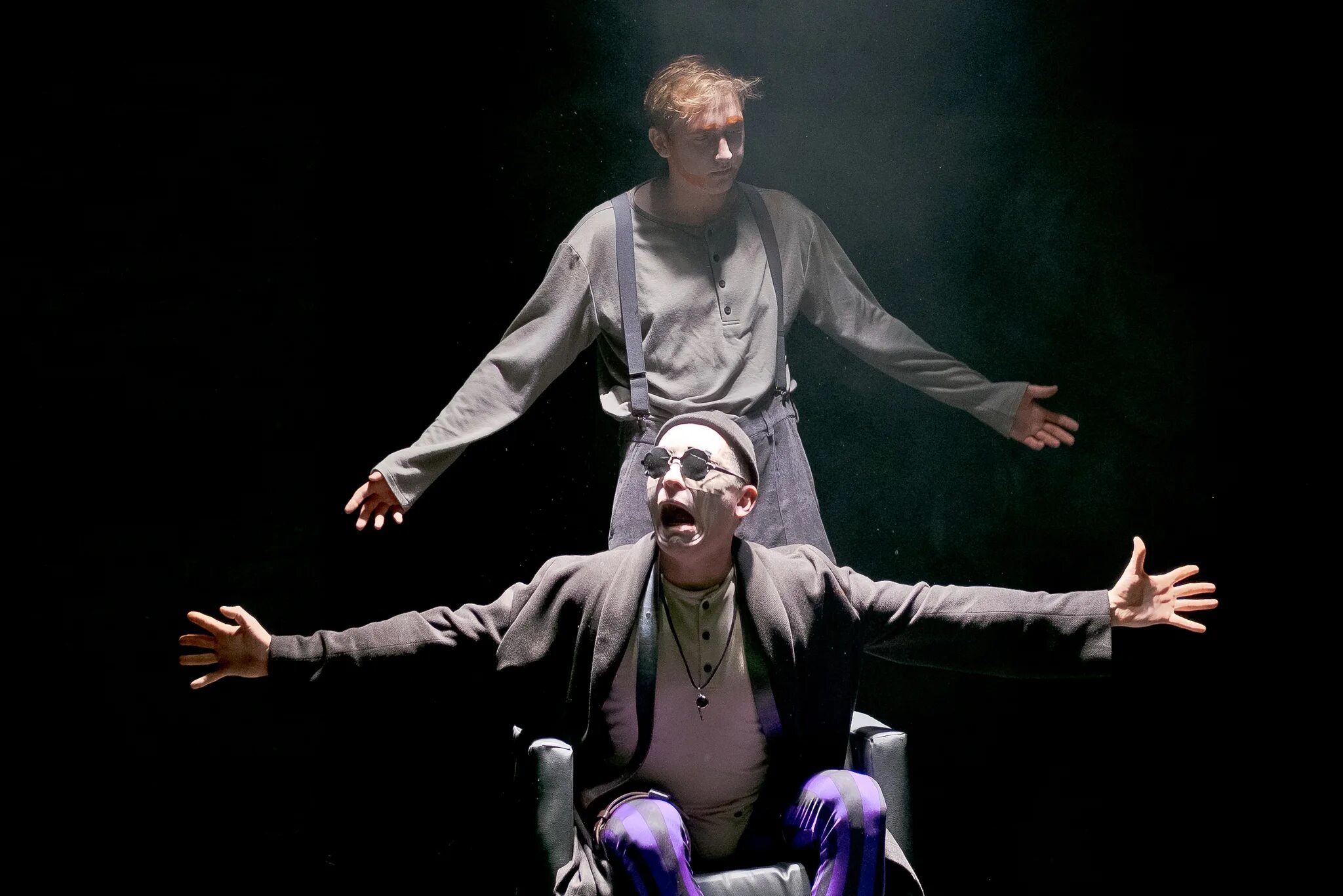 театр игры актеров. актер на сцене. театр игры актеров. театр сцена с актерамм. театр игры актеров.